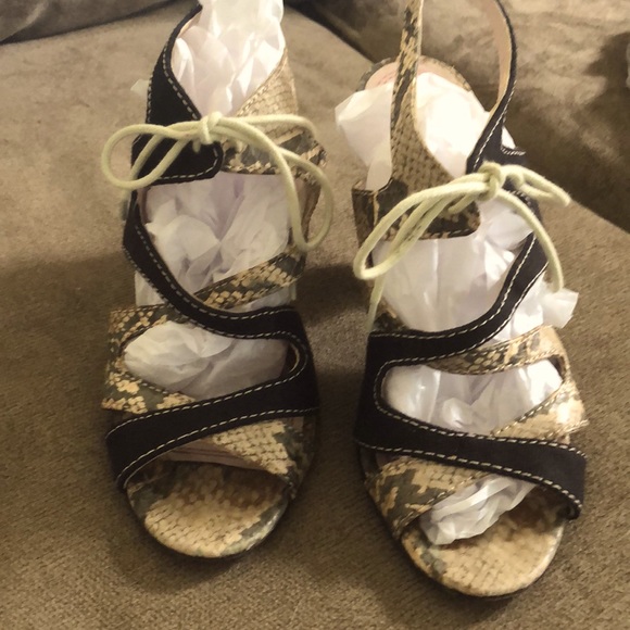 Beautiful snake and material shoe. Size 38 1/2. Just stunning on . 8 1/2. - Picture 6 of 11